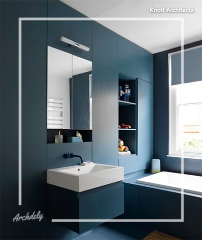 طراحی داخلی سرویس بهداشتی با آبی تیره